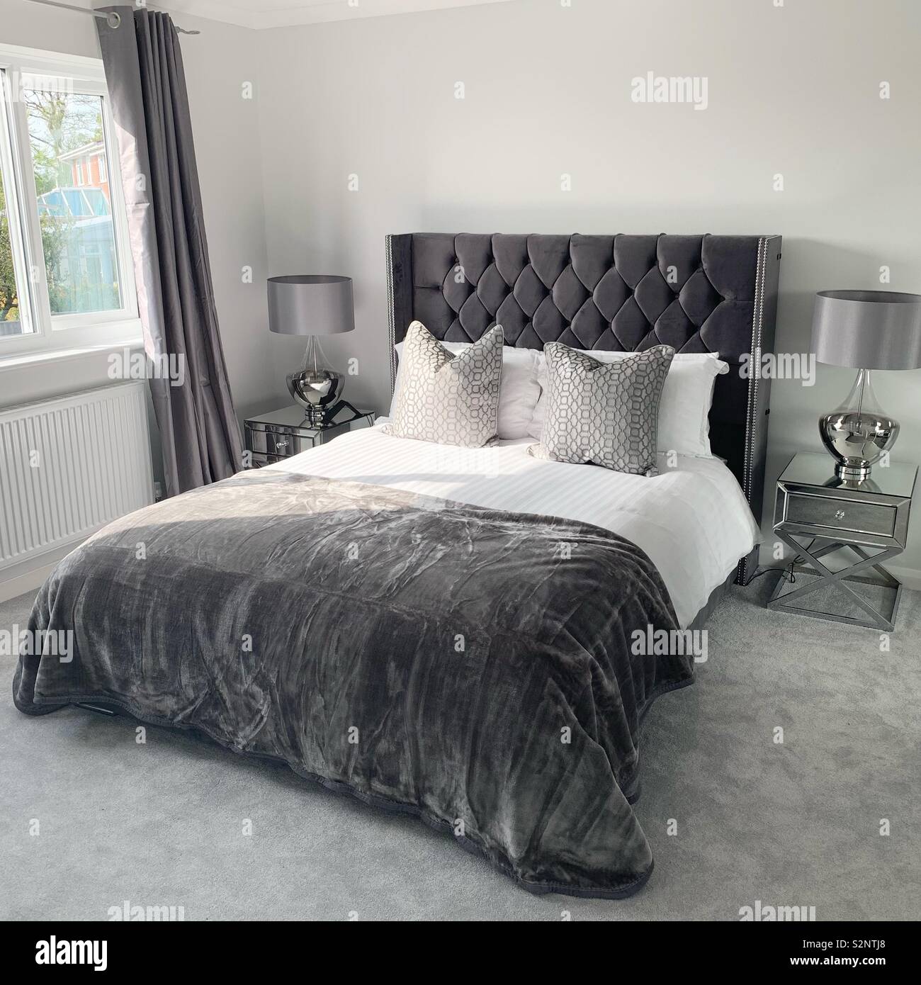 Stupendo grigio scuro velvet letto king size. Foto Stock