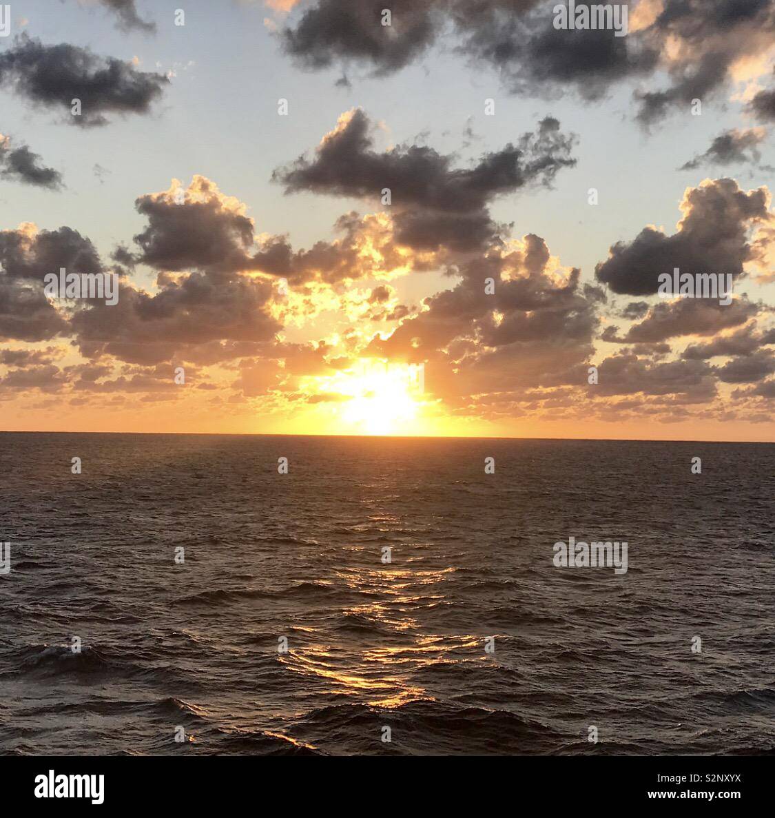 Tramonto sul mare come la nostra crociera lasciato Port Canaveral Florida Foto Stock