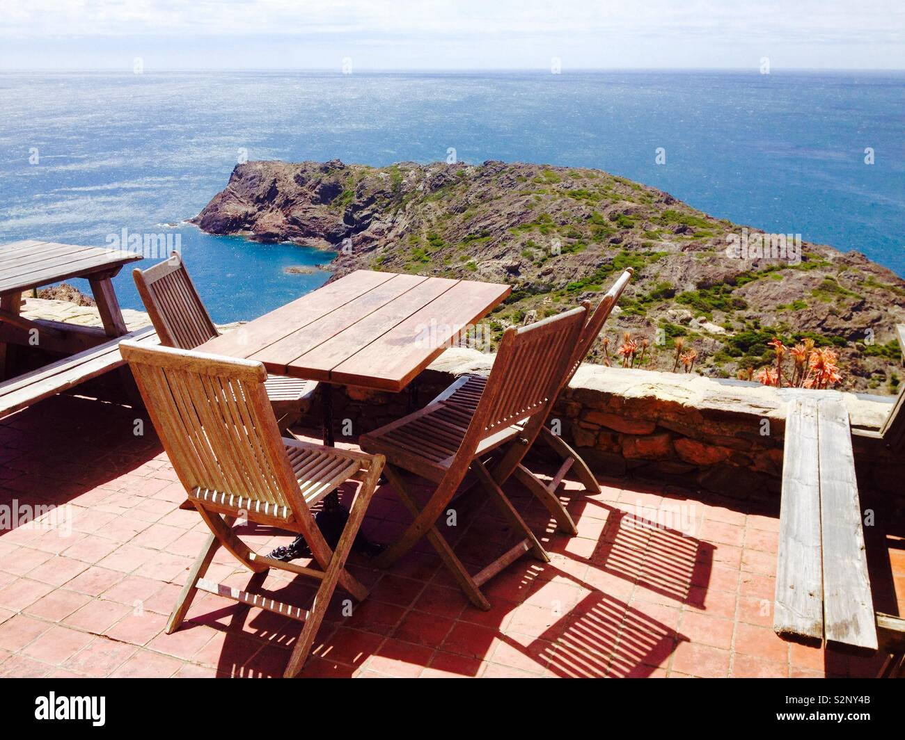 Cap de Creus vista dal confortevole bar. La Catalogna. Spagna Foto Stock