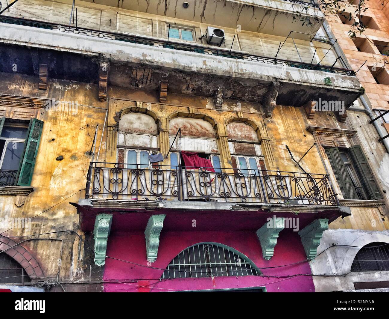 Vecchio edificio balcone ho Beirut Libano Medio Oriente Foto Stock