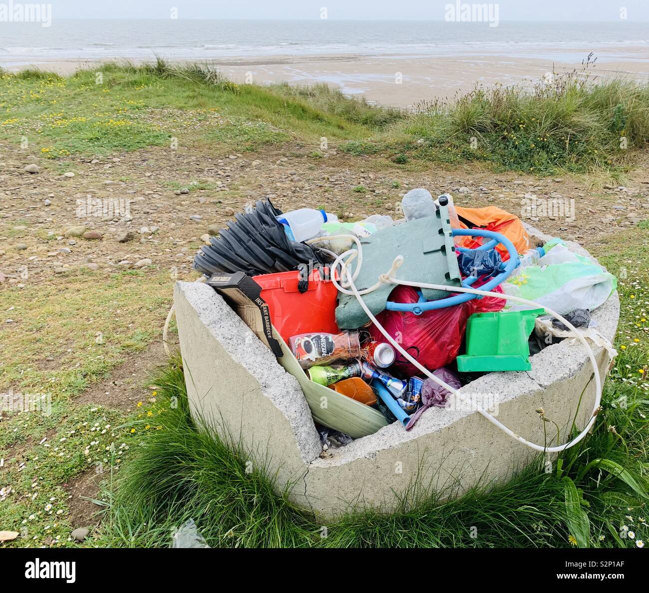 Rifiuti di plastica da beach South Wales coast Foto Stock