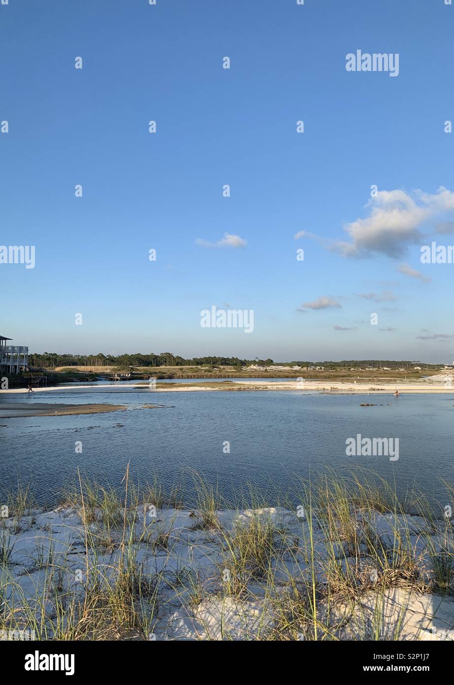 Il lago di costa con dune di paesaggio e di acqua, sabbia bianca, vista panoramica, rare e unico ecosistema Foto Stock