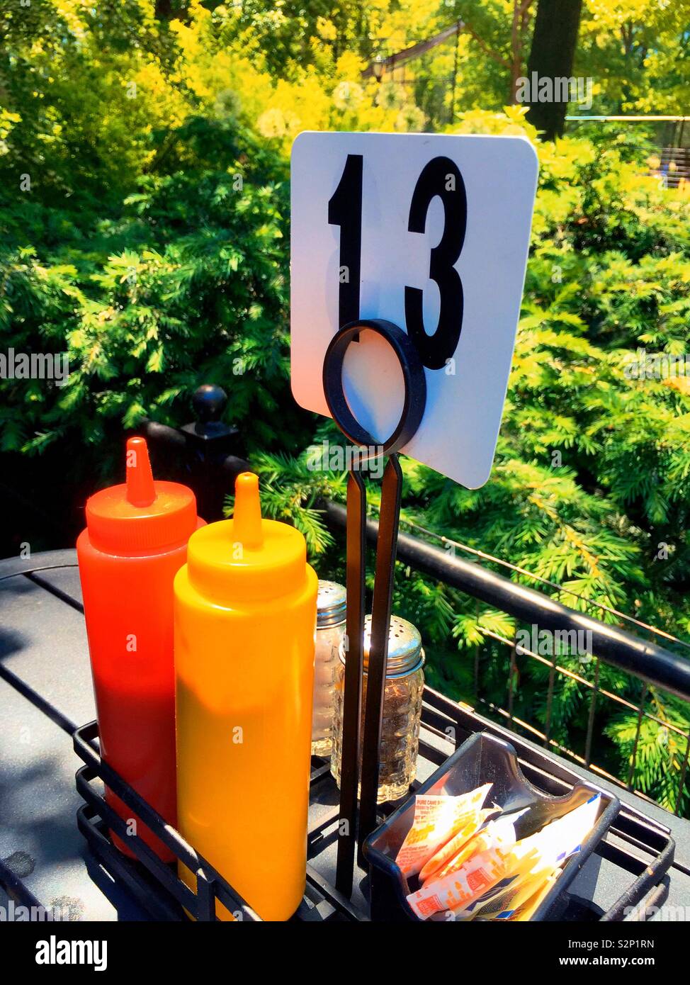 Numero di tavola 13 al ballfields café restaurant in central park, new york, Stati Uniti d'America Foto Stock
