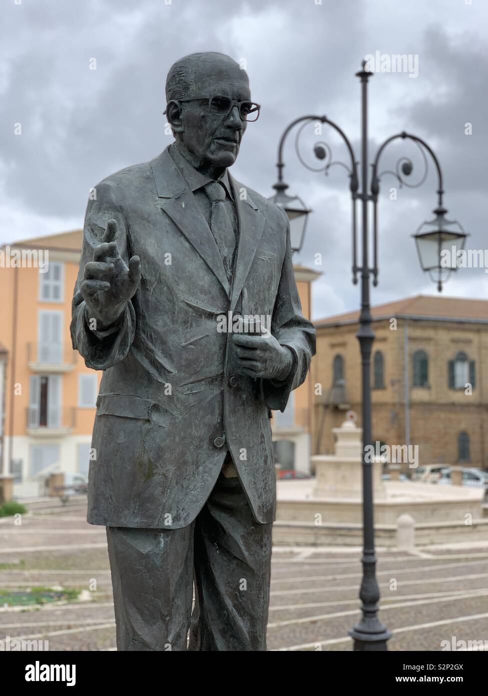 Nereto, regione Abruzzo, statua commemorativa di Sandro Pertini, giornalista, partigiano e uomo politico socialista che ha servito come il settimo Presidente della Repubblica italiana, dal 1978 al 1985 Foto Stock
