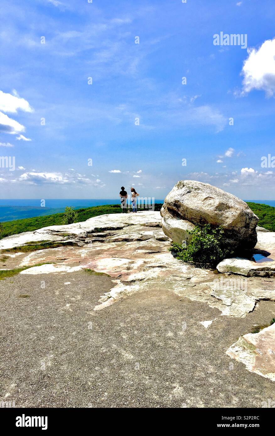 Escursionismo coppia ammirando vista Gertrude del naso Shawanagunks New Paltz nello Stato di New York Foto Stock