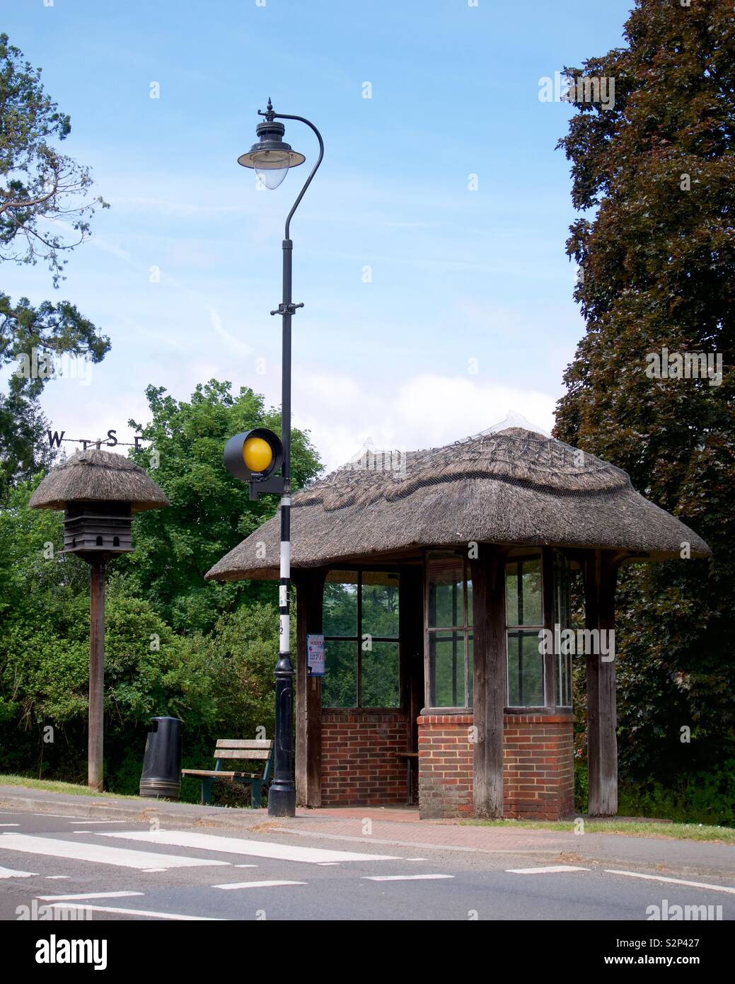 Autobus con tetto di paglia di rifugio e di colombaia in Westcott, Surrey, Inghilterra. Foto Stock