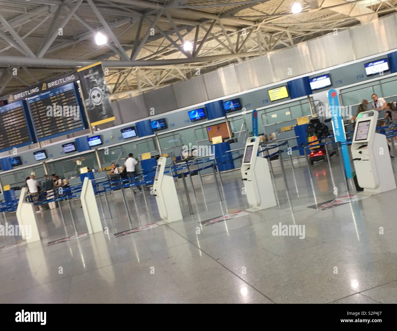 Banchi per il check-in all'Aeroporto Internazionale di Atene (AIA), Attica, Grecia. Foto Stock