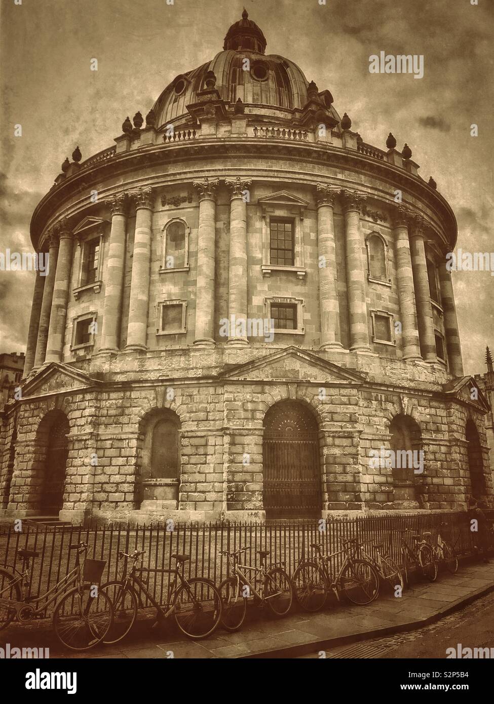 Un effetto retrò immagine della Radcliffe Camera edificio a Oxford, Inghilterra. Questo famoso edificio è utilizzato da studenti universitari come una biblioteca. Foto © COLIN HOSKINS. Foto Stock