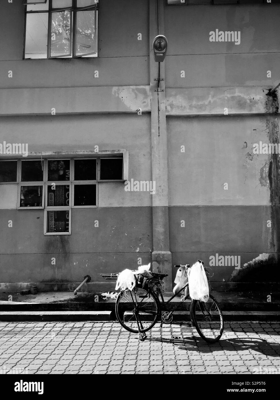 Un povero vecchio uomo di bicicletta. Foto Stock