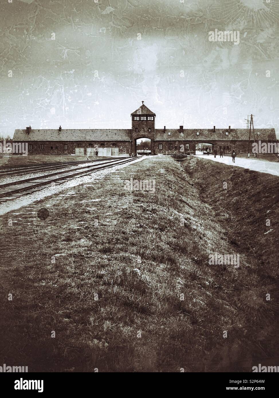 Un effetto retrò pic. del famigerato Gatehouse al nazista di Auschwitz II-Birkenau Campo di concentramento. Inoltre conoscere come la porta della morte come prigionieri percorsa queste linee ferroviarie poco prima di sterminio. - Immagine stock catturata con smartphone