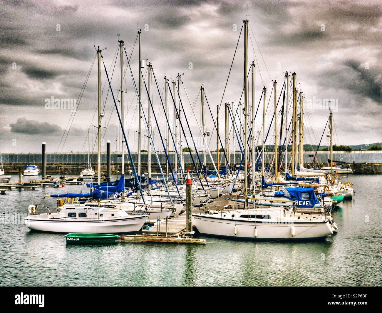 Yachts in una cassetta di sicurezza marina, Troon, Scozia Foto Stock