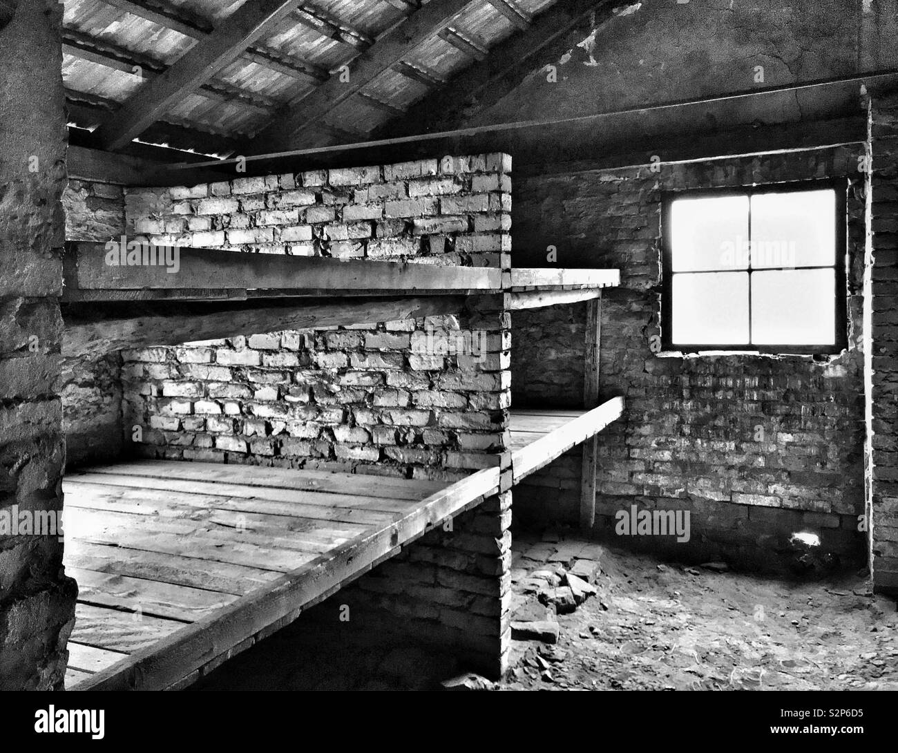 L'interno di una delle capanne sopravvissuti al nazista di Auschwitz II - Birkenau Campo di concentramento in Polonia. Questa è stata la notte in cui molte persone stipate insieme e alcuni morti di fame. Foto Stock