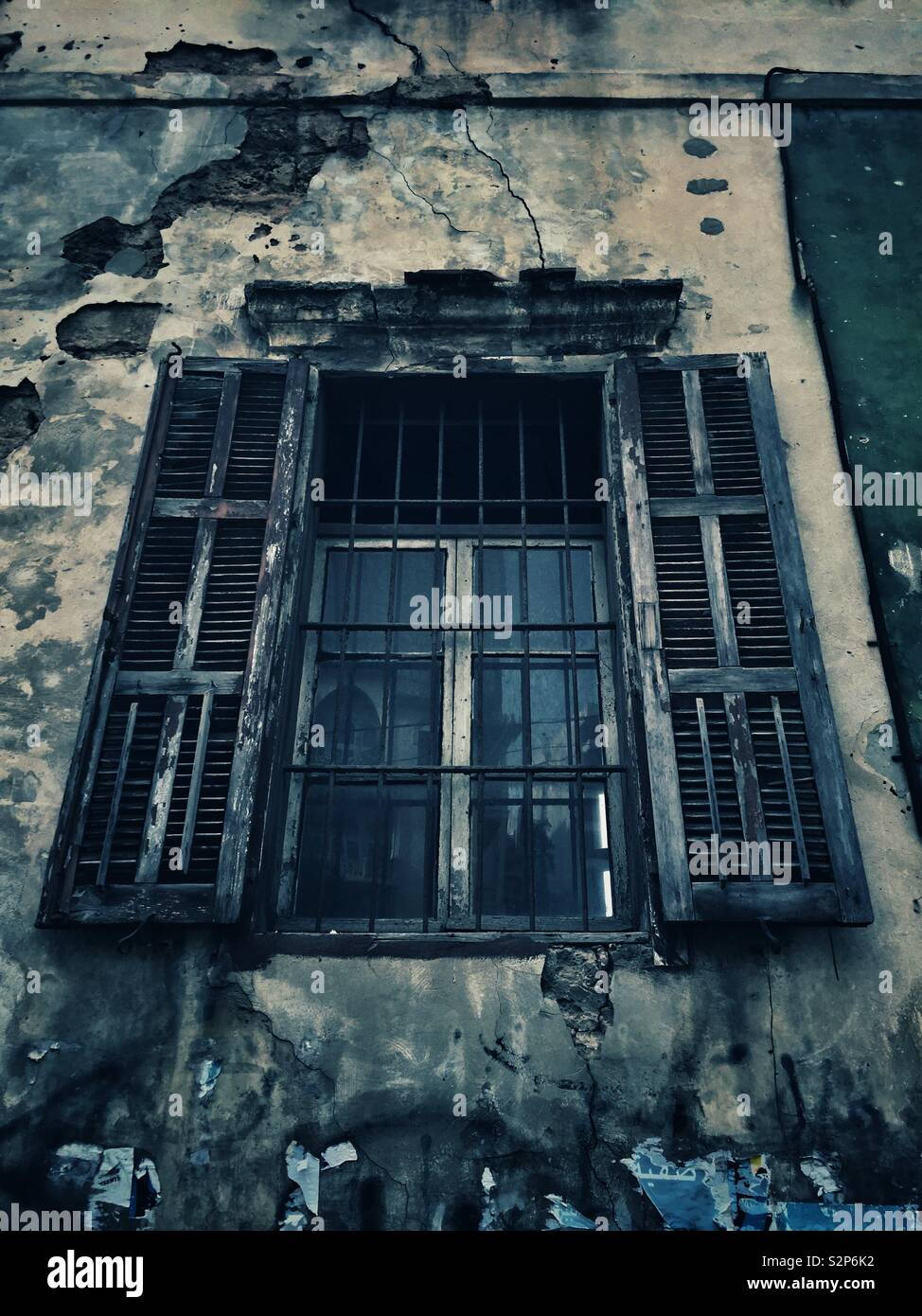 Il vecchio edificio abbandonato finestra Foto Stock