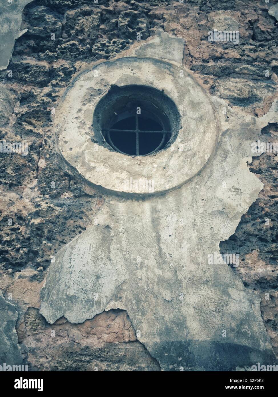 Finestra circolare in edificio medievale Foto Stock