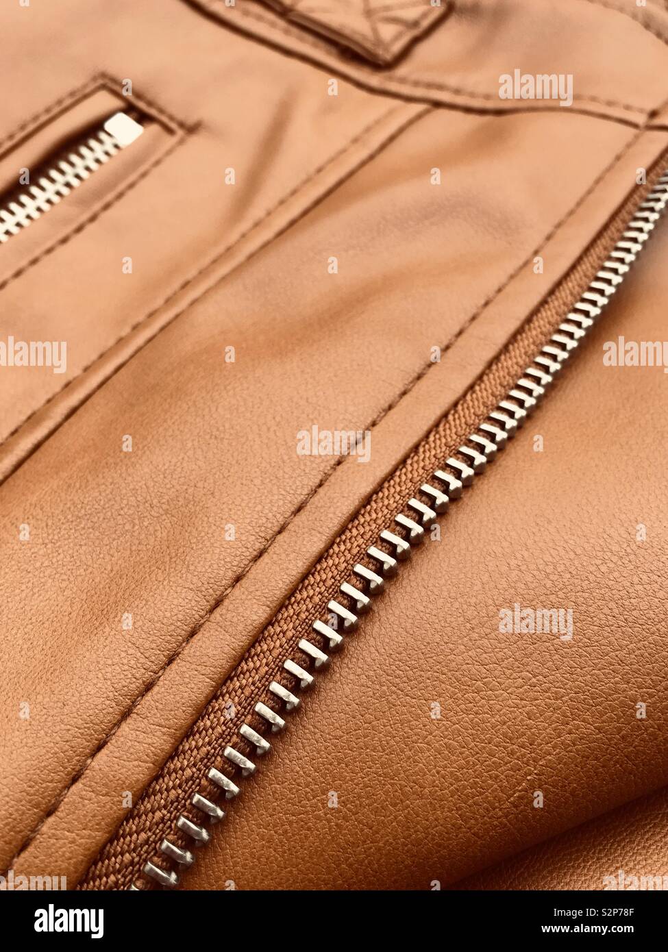 Dettaglio zip su un cappotto di pelle Foto Stock