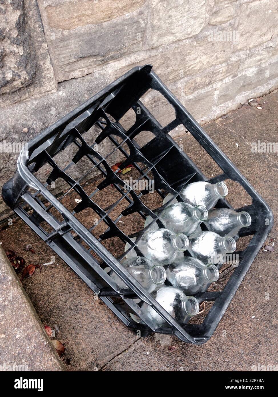 Vetro bottiglie di latte in una cassa in plastica - Immagine stock catturata con smartphone