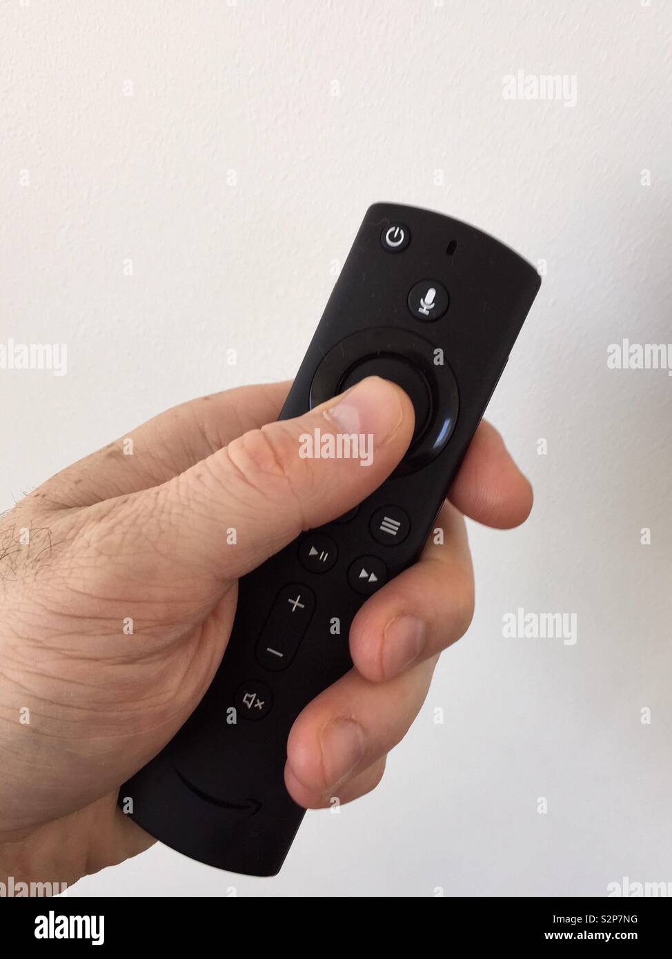 Mano che tiene una smart tv con telecomando. Amazon fire telecomando tipo stick - Immagine stock catturata con smartphone