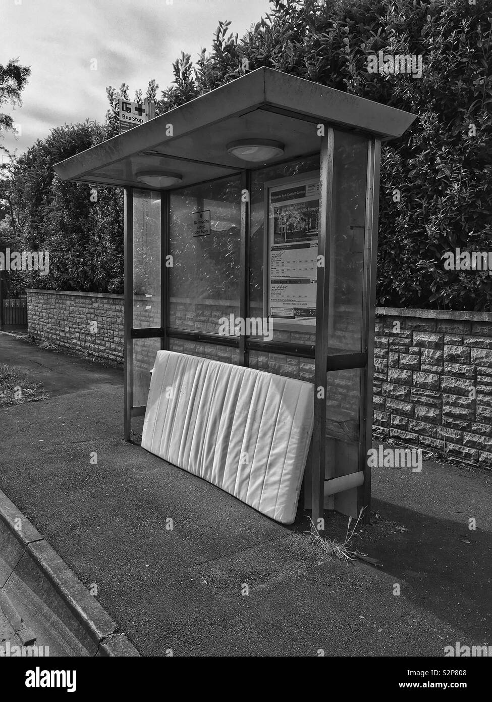 Un vecchio materasso il dumping ad una fermata di autobus di Weston-super-Mare, Regno Unito Foto Stock