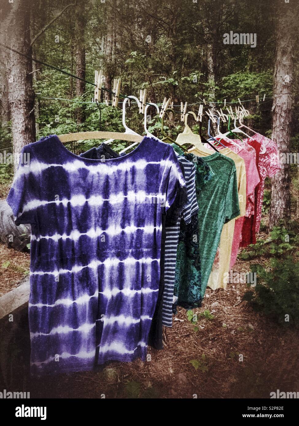 Filtro grunge sulla foto di camicie appeso su stendibiancheria da colore a seconda dell'arcobaleno Foto Stock