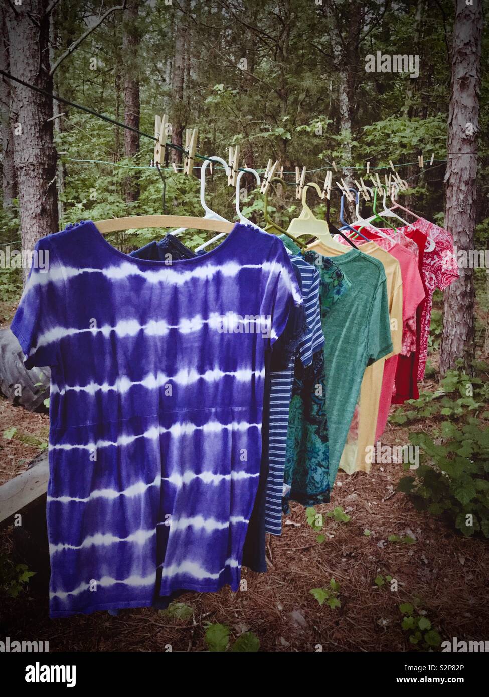 Tops appeso su uno stendibiancheria da colore secondo lo spettro Foto Stock