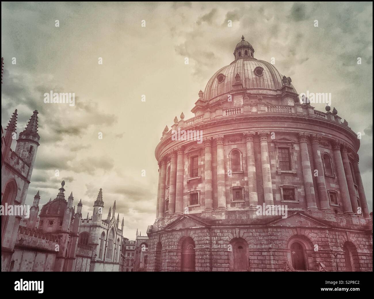 Un effetto retrò immagine della Radcliffe Camera edificio e tutte le anime College di Radcliffe Square, Oxford, Inghilterra. Questa zona è sinonimo di Oxford University. Foto © COLIN HOSKINS. Foto Stock