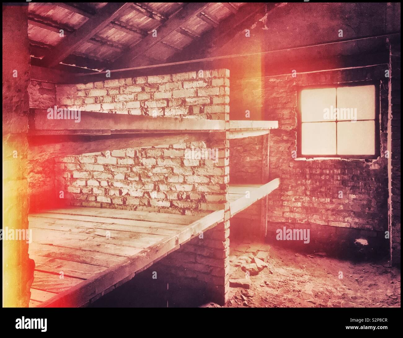 Un pensiero provocando immagine raffigurante una parte della "vita" quarti al nazista di Auschwitz II-Birkenau Campo di concentramento nei pressi di Oswiecim, Polonia. La storia registra che 8 persone hanno dormito in ogni vano. Foto Stock