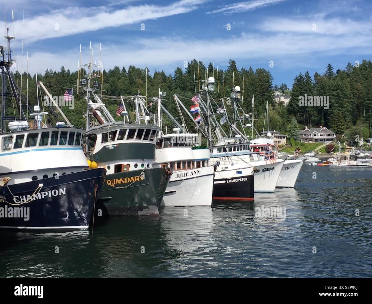 Barche da pesca si riuniscono in Gig Harbor Washington per la benedizione se la flotta Foto Stock