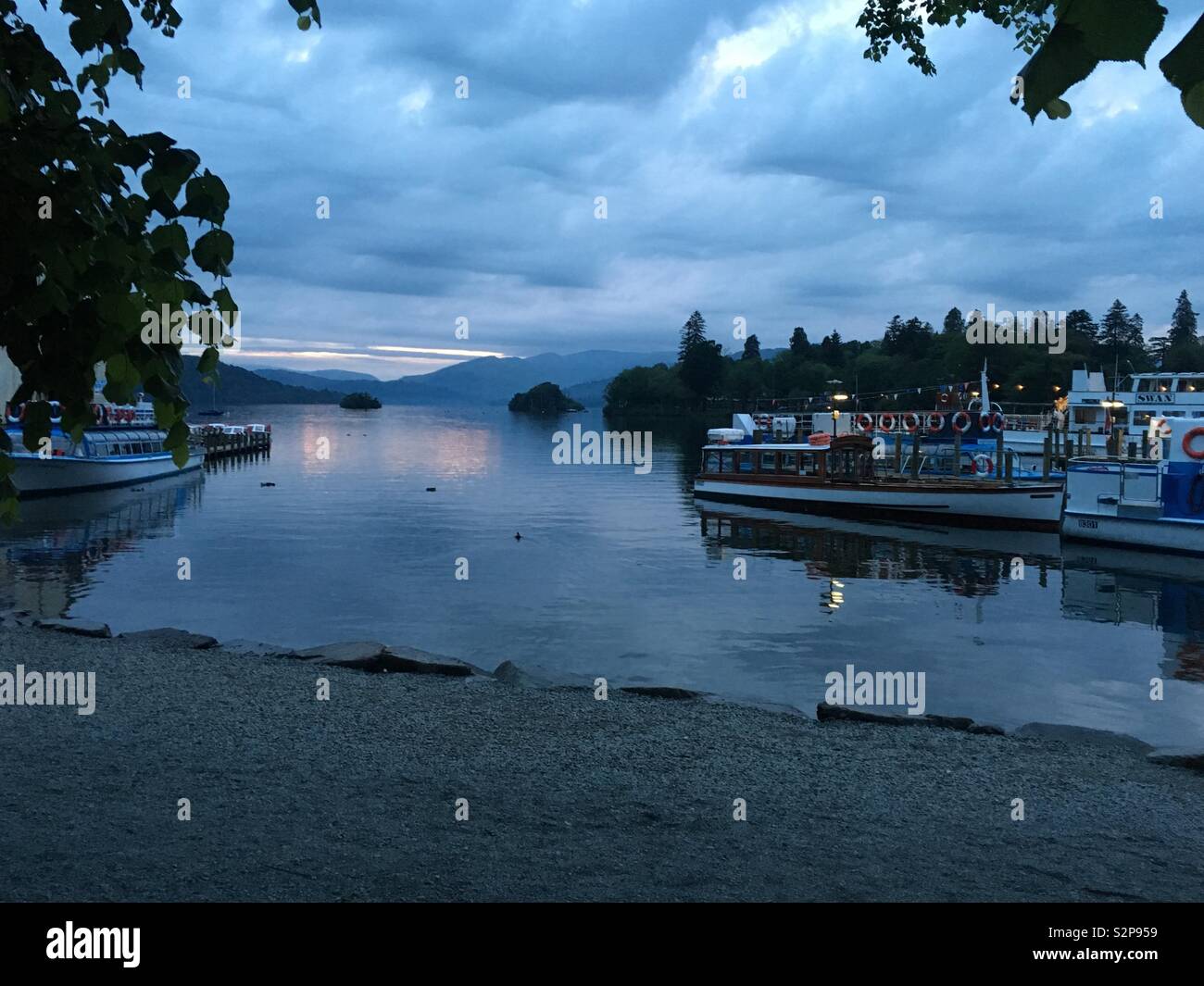 Lago di Windermere al crepuscolo Foto Stock