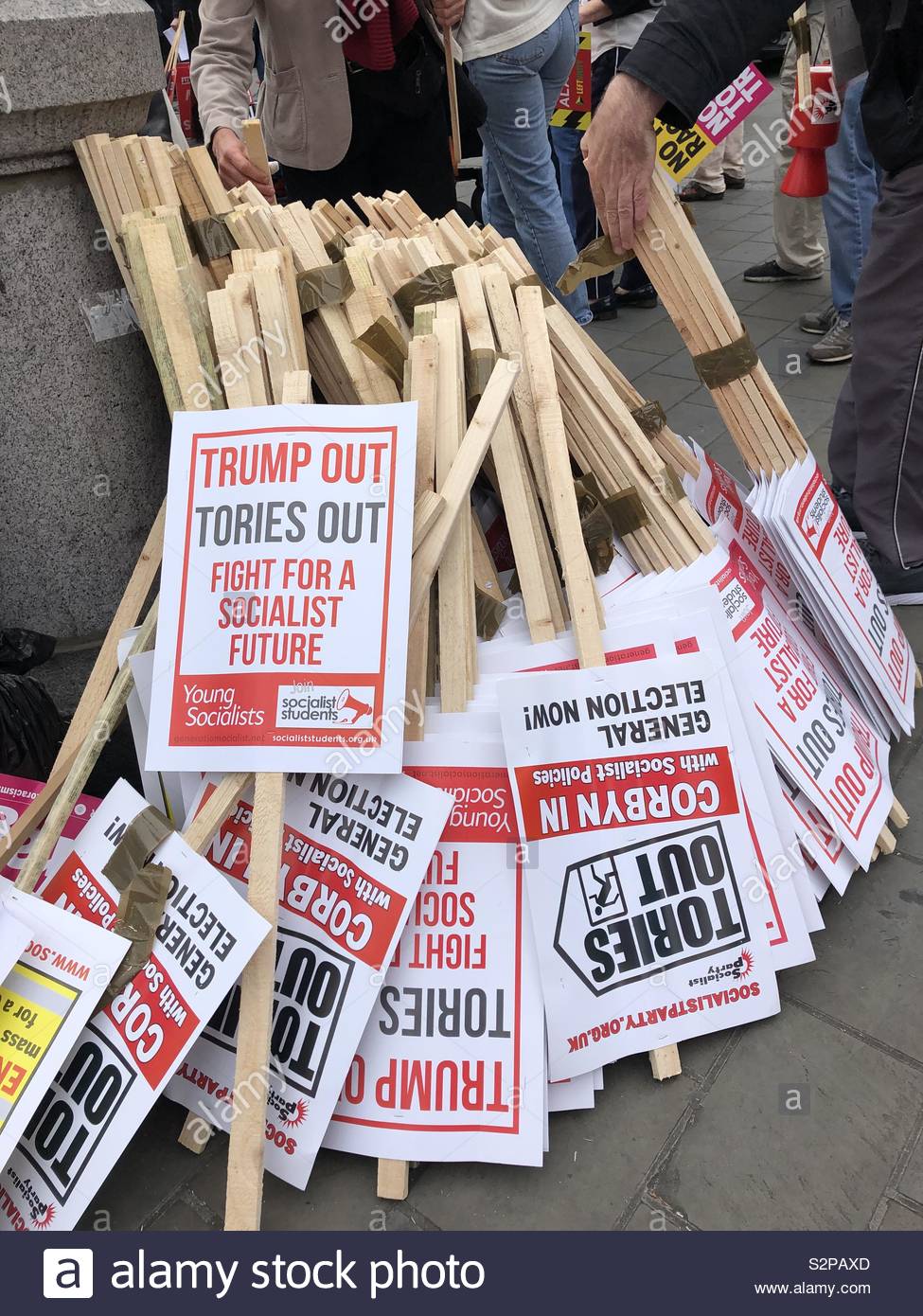04 Giugno 2019 - Londra UK cartelloni per Anti Trump dimostrazione inn Central London Foto Stock