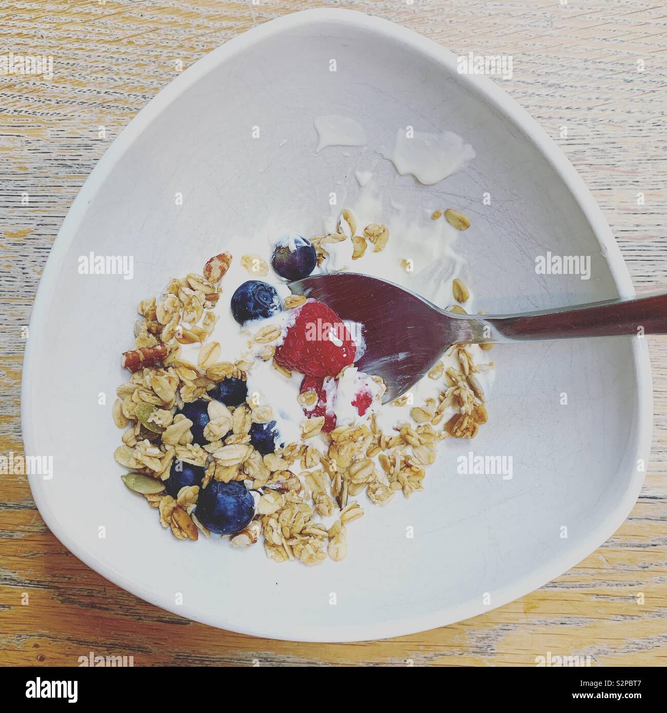 Yogurt, muesli, mirtilli e lamponi Foto Stock