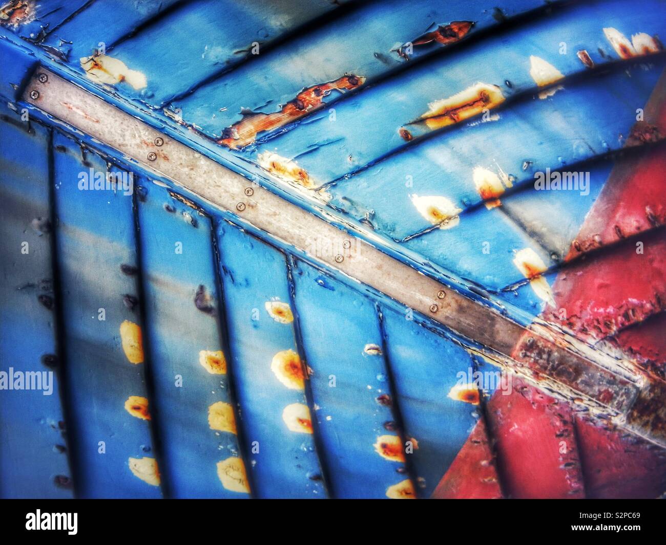 Scafo rosso e blu su una barca di legno - Immagine stock catturata con smartphone