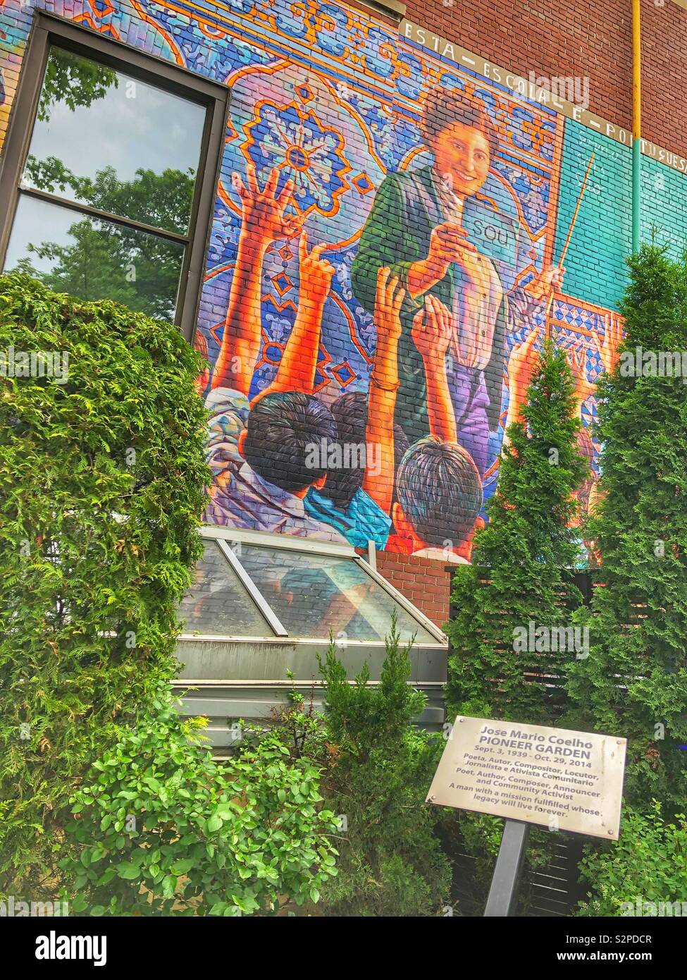 Un patrimonio colorati murales che ritraggono immigranti portoghesi a Toronto, Canada. Foto Stock