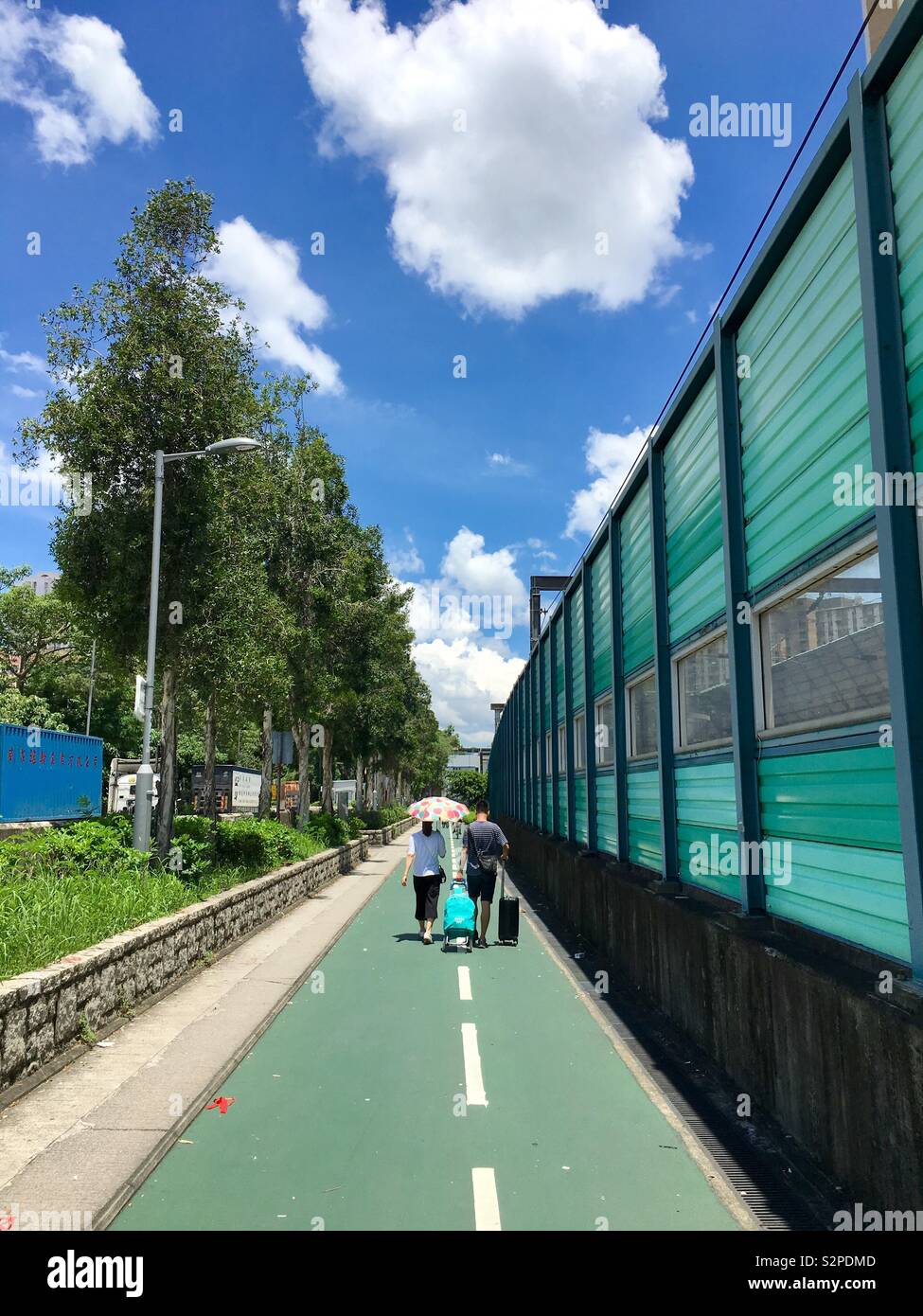 Un paio di camminare sulla strada nella giornata di sole,Hong Kong Foto Stock