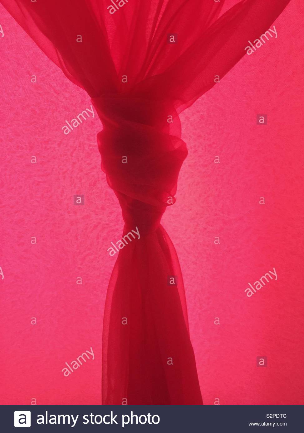 Chiffon rosso persiane nodo Foto Stock