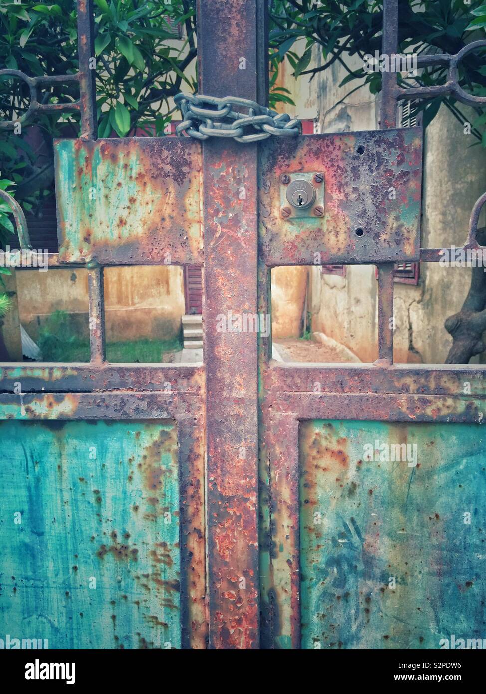 Antico cancello arrugginito bloccato con catene Beirut Libano Medio Oriente Foto Stock