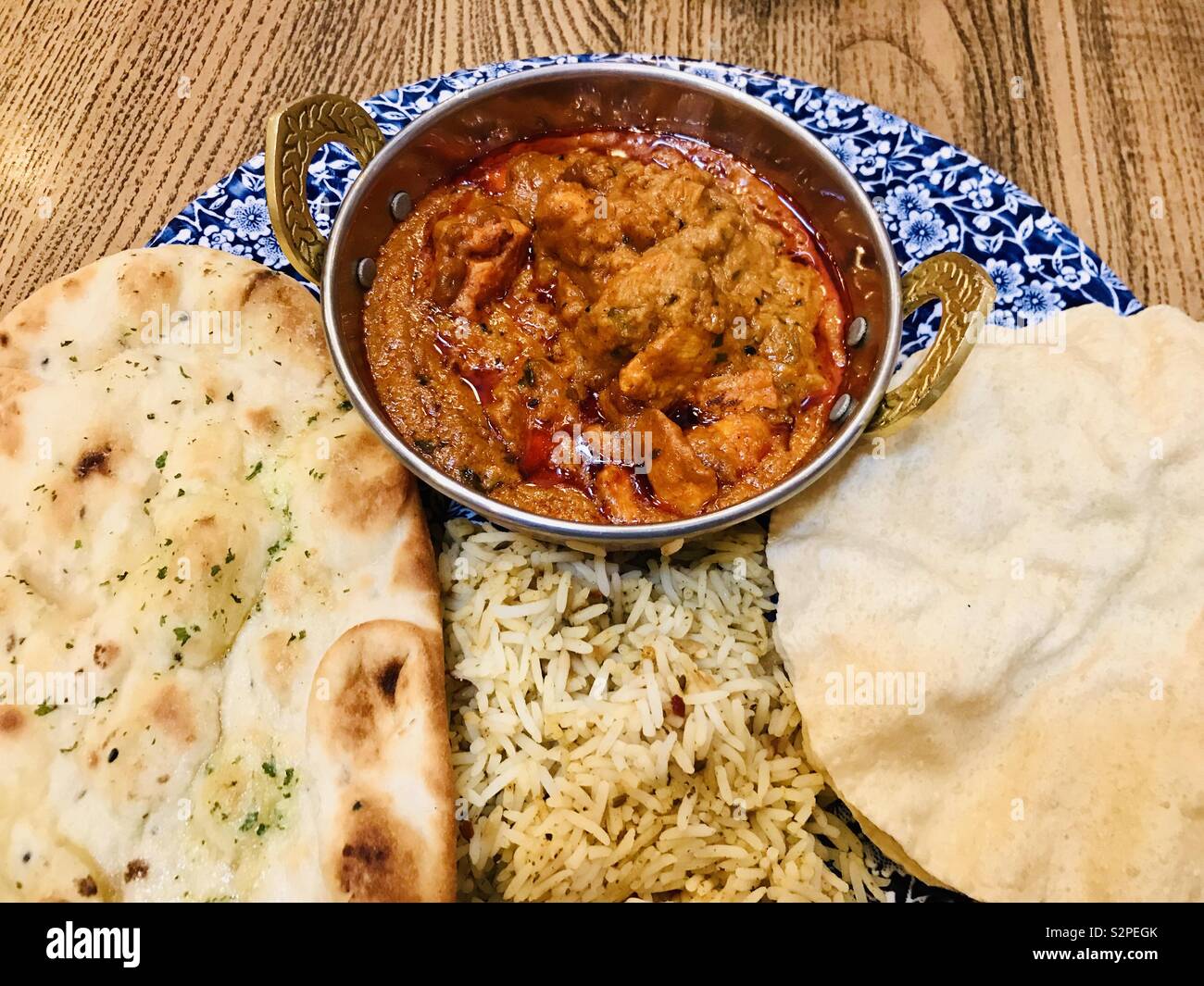 Pub Weatherspoons notte di Curry, Pollo Tikka curry con riso e pane naan Foto Stock