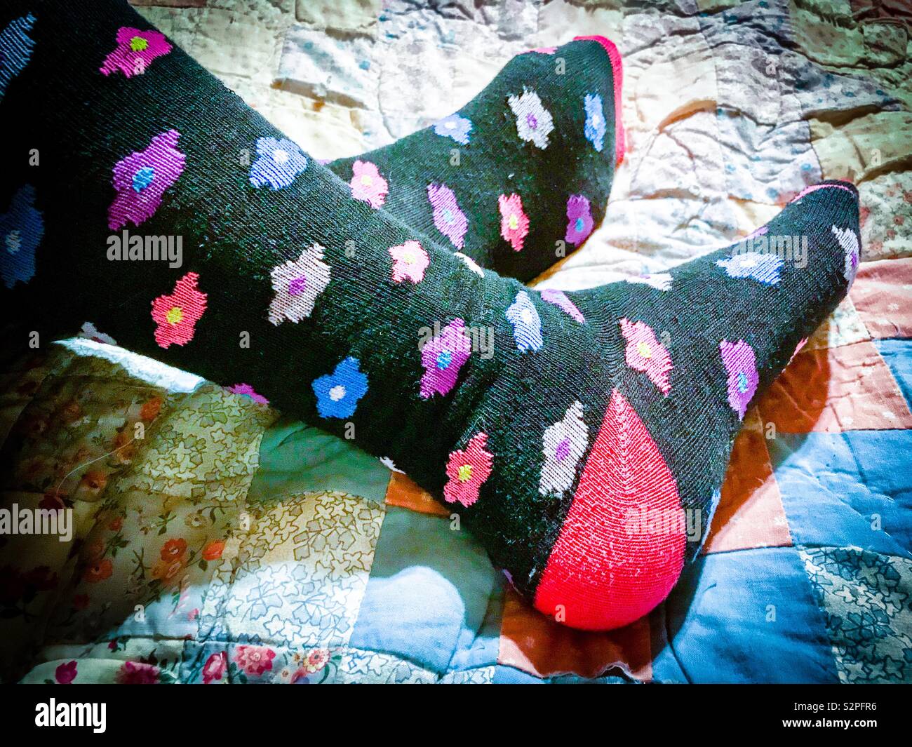 Floral gambaletti su quilt sbiadito Foto Stock