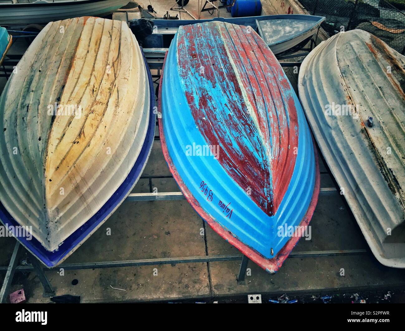 Vecchie barche da pesca sul litorale mediterraneo Beirut Libano Medio Oriente - Immagine stock catturata con smartphone