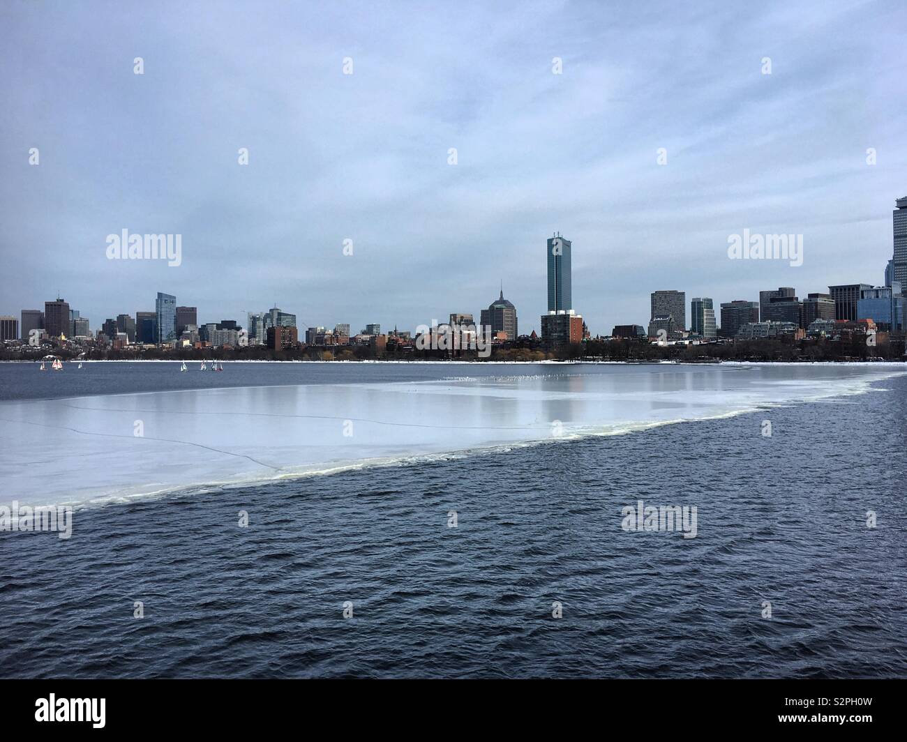 Charles River con copertura di ghiaccio in Boston. Foto Stock