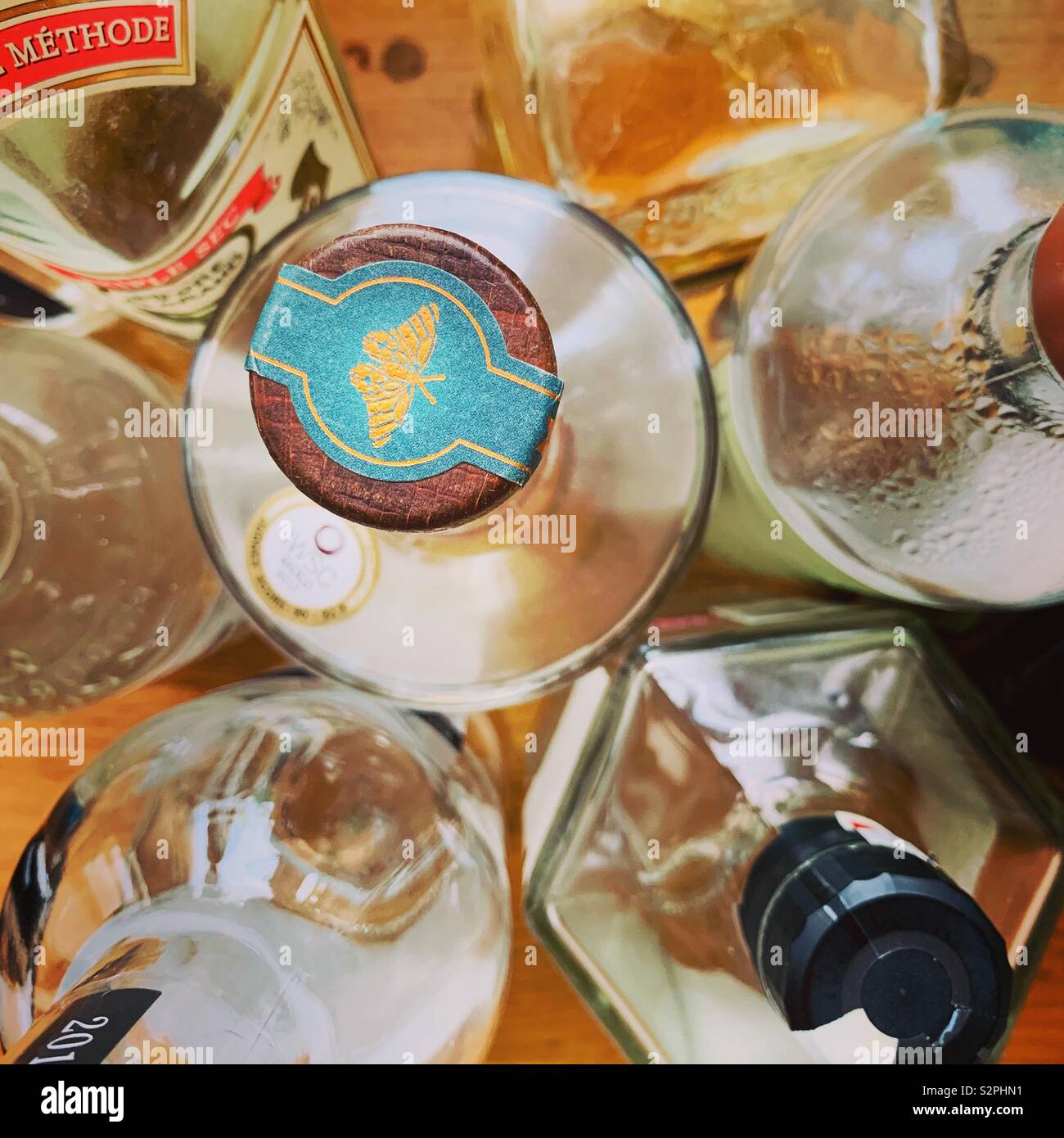 Vista superiore del gin bottiglie - Immagine stock catturata con smartphone