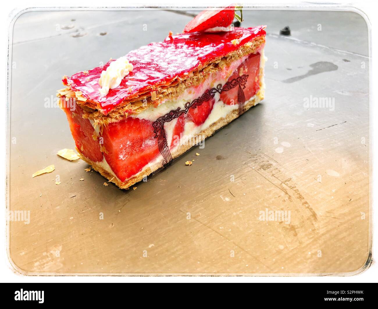 Il francese la torta di fragole - Immagine stock catturata con smartphone