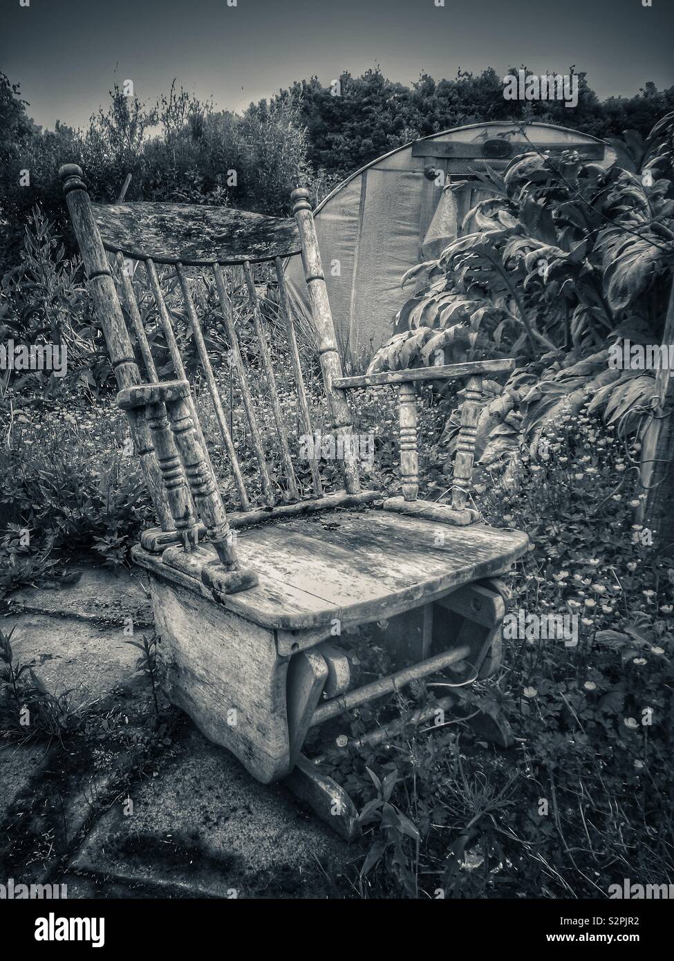 Vecchio giardino Sedia a dondolo Foto Stock