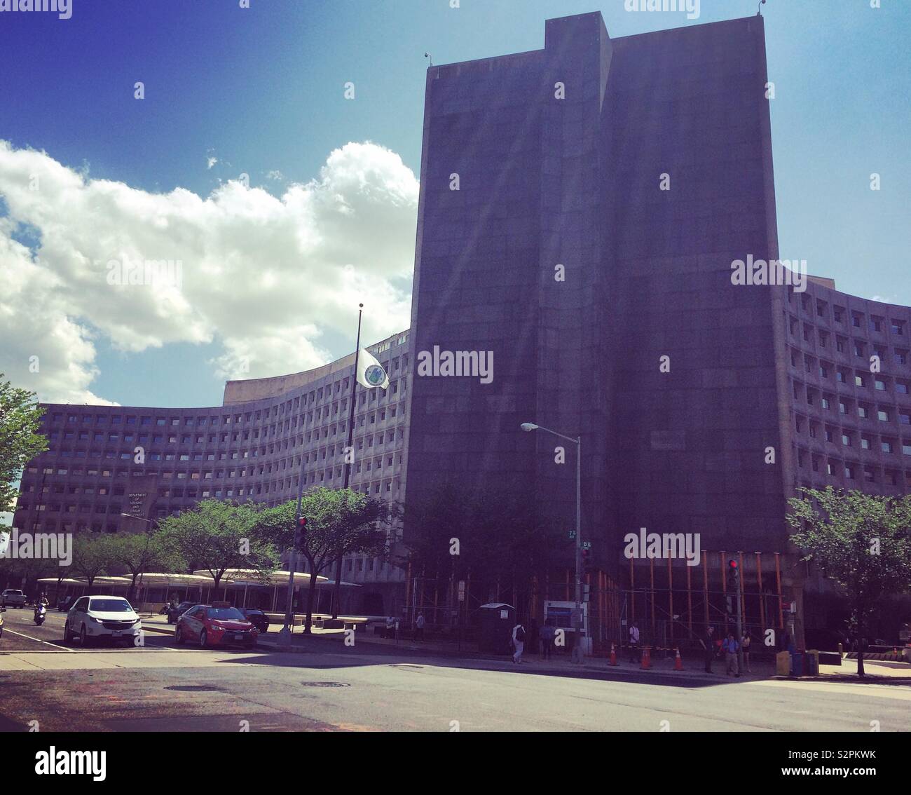 Il Robert C. Weaver Edificio Federale, sede degli Stati Uniti Reparto di Albergare e Sviluppo urbano (HUD) e completata nel 1968, visualizza il Brutalist stile architettonico. - Immagine stock catturata con smartphone