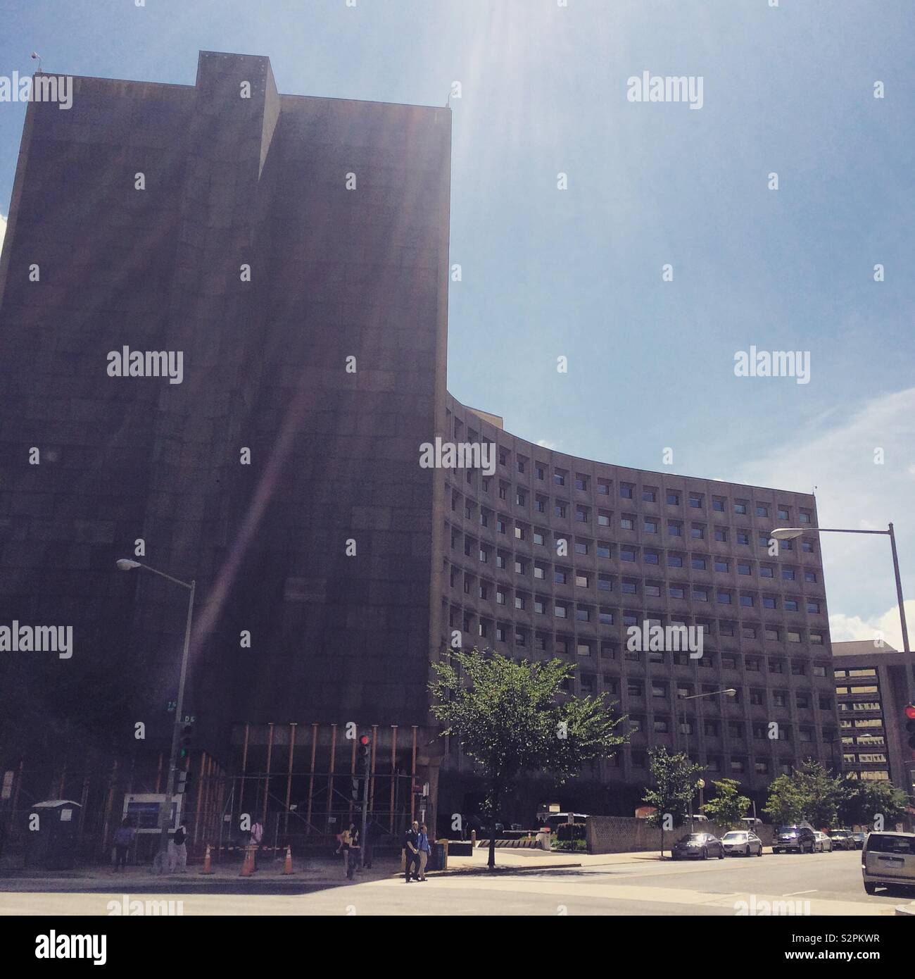 Il Robert C. Weaver Edificio Federale, sede degli Stati Uniti Reparto di Albergare e Sviluppo urbano (HUD) e completata nel 1968, visualizza il Brutalist stile architettonico. - Immagine stock catturata con smartphone