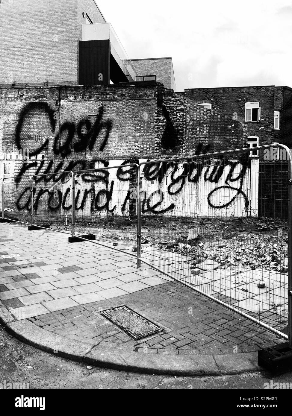 La scrittura di parete si legge come " cash rovina tutto intorno a me " in Dalston London REGNO UNITO - Immagine stock catturata con smartphone