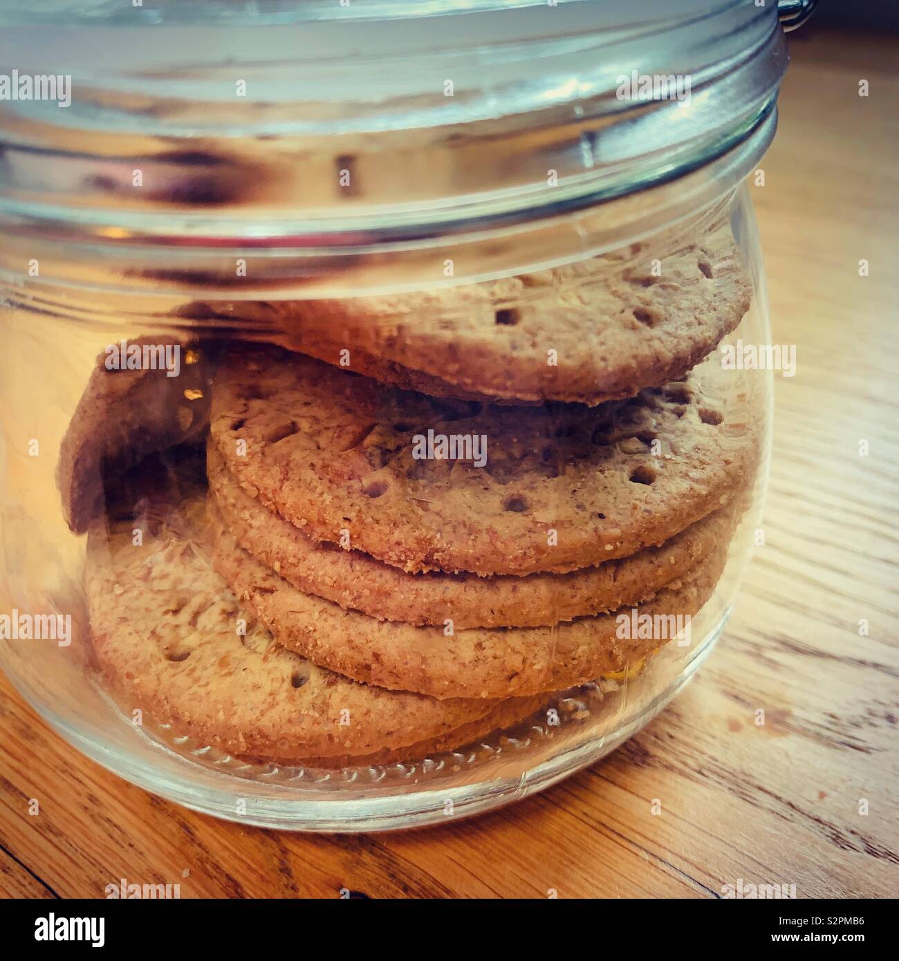 Biscotti digestivi in un vetro Kilner Jar - Immagine stock catturata con smartphone