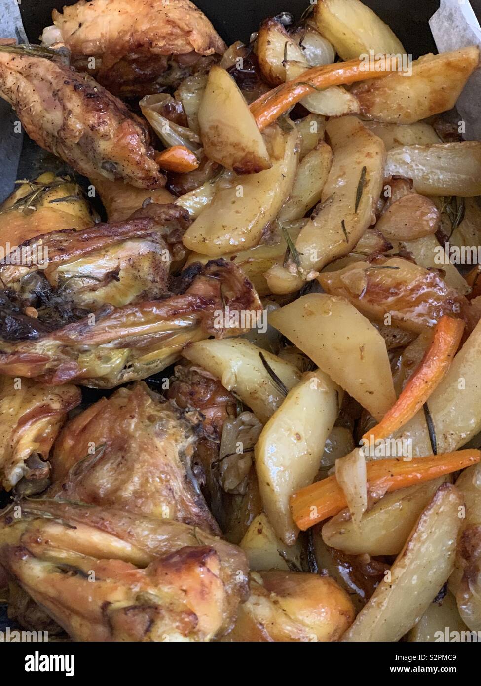 In casa il pollo al forno e patate Foto Stock