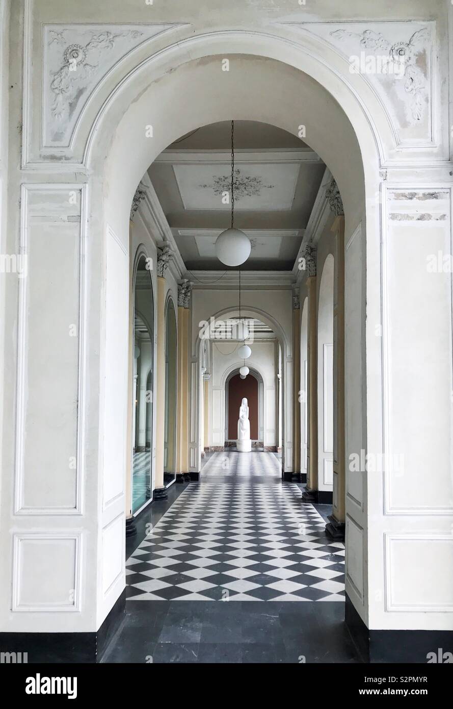 Statua alla fine di archi del Grand Hotel Cadenabbia sul Lago di Como Foto Stock