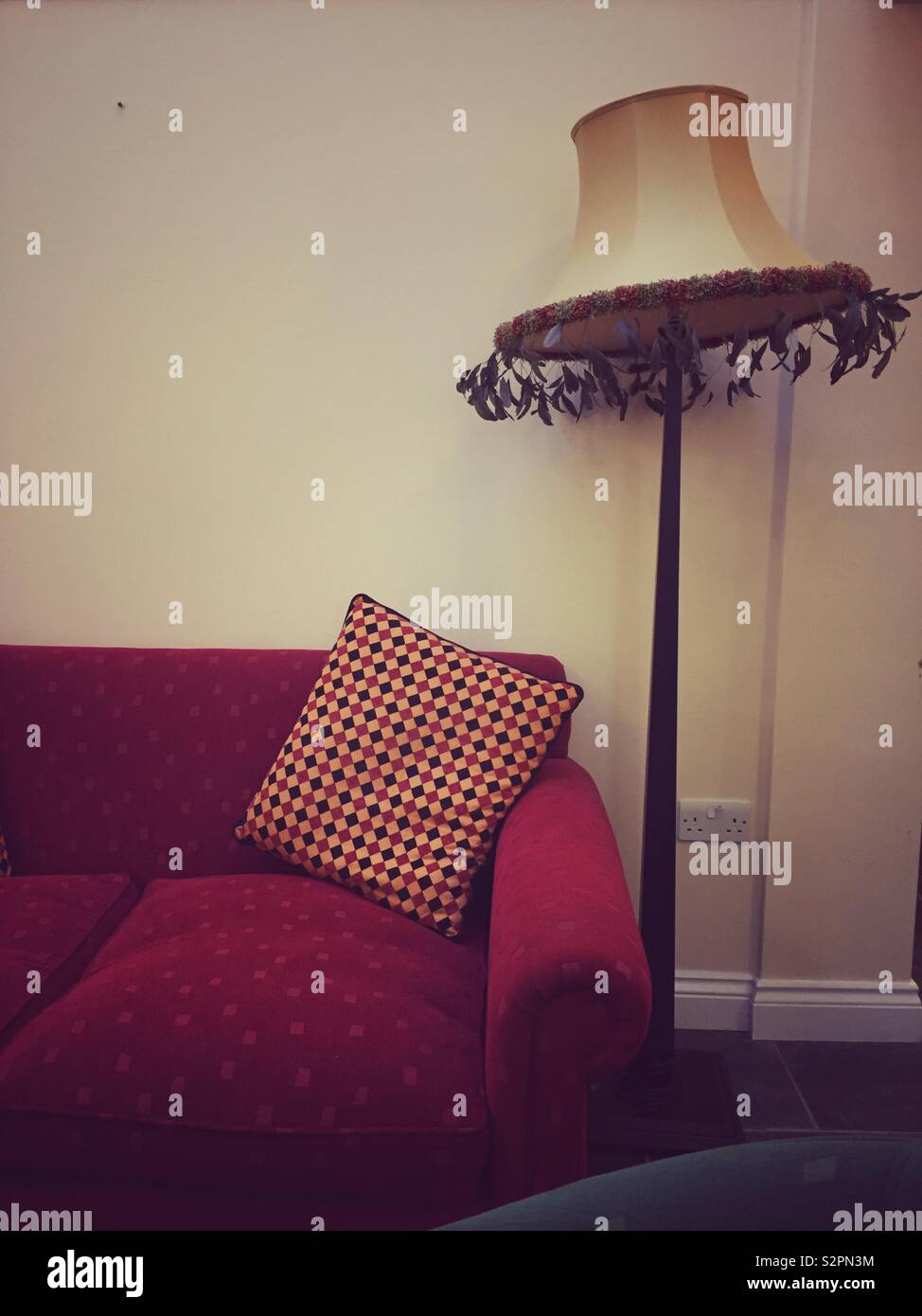 Un vecchio home salone interno o la stanza di seduta con degli anni settanta una lampada standard e comodo divano o poltrona - Immagine stock catturata con smartphone