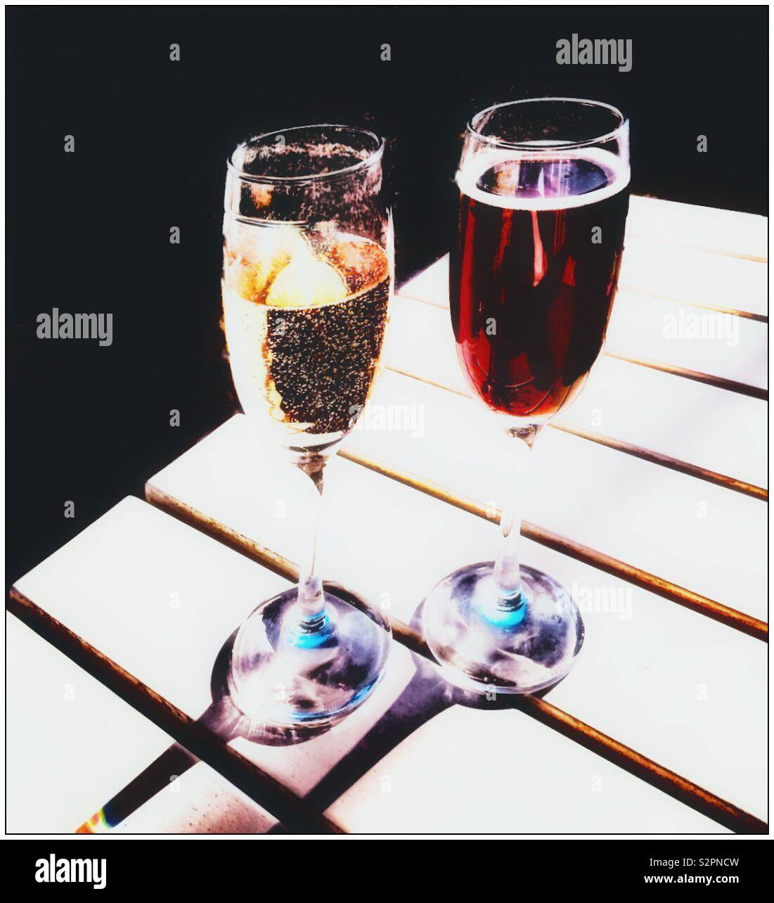 Bicchieri di vino e bevande. - Immagine stock catturata con smartphone
